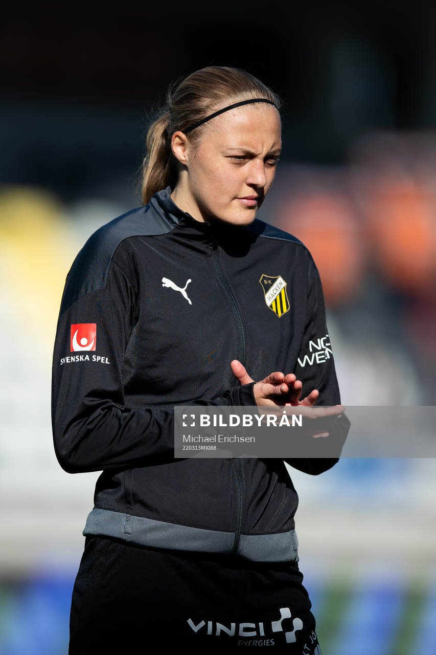 Häckens Elma Junttila Nelhage på line up innan