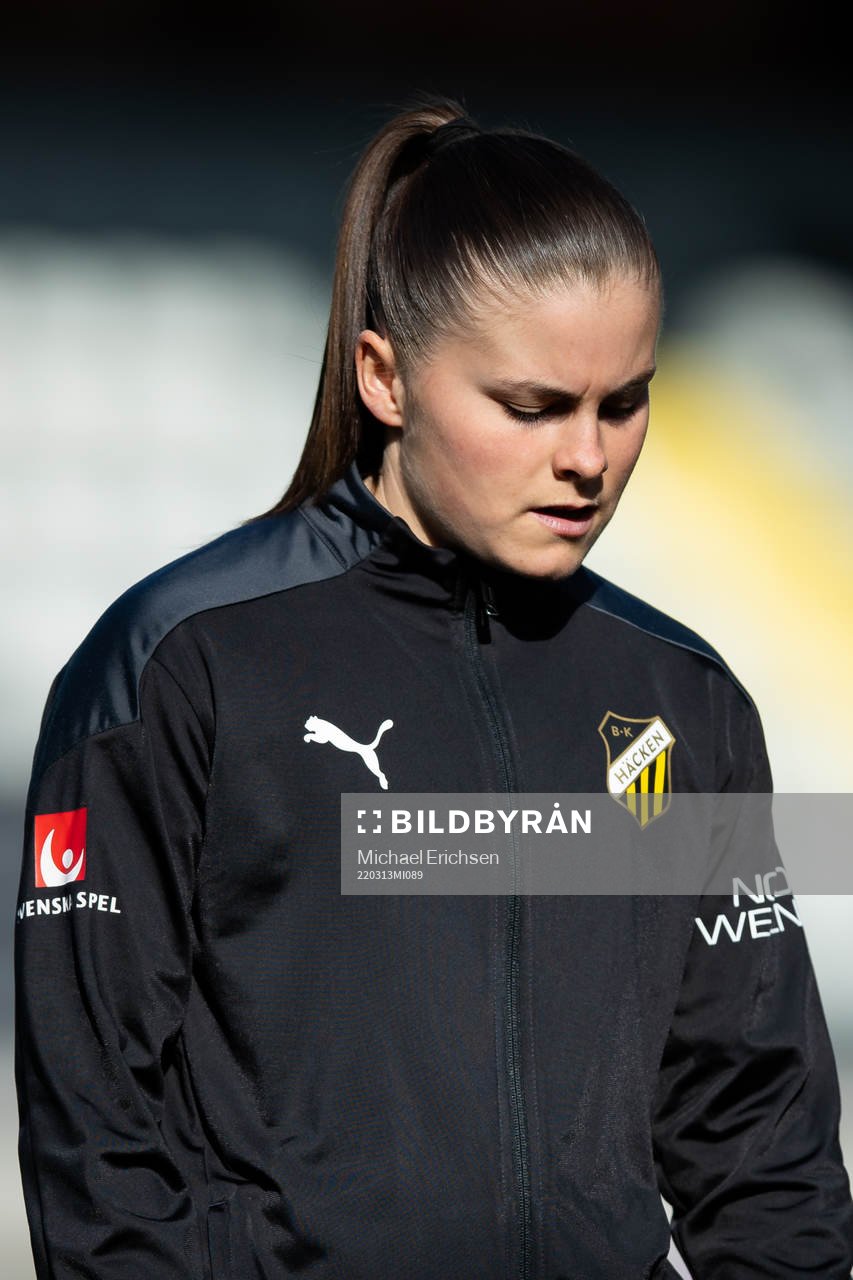 Häckens Hanna Wijk på line up innan fotbollsmatchen i