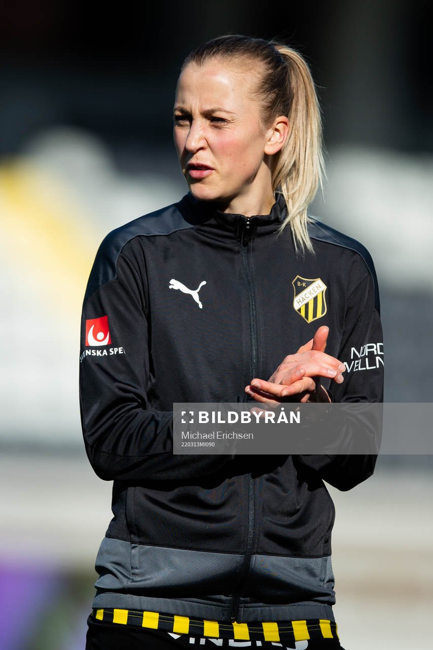 Häckens Julia Karlernäs på line up innan fotbollsmatchen