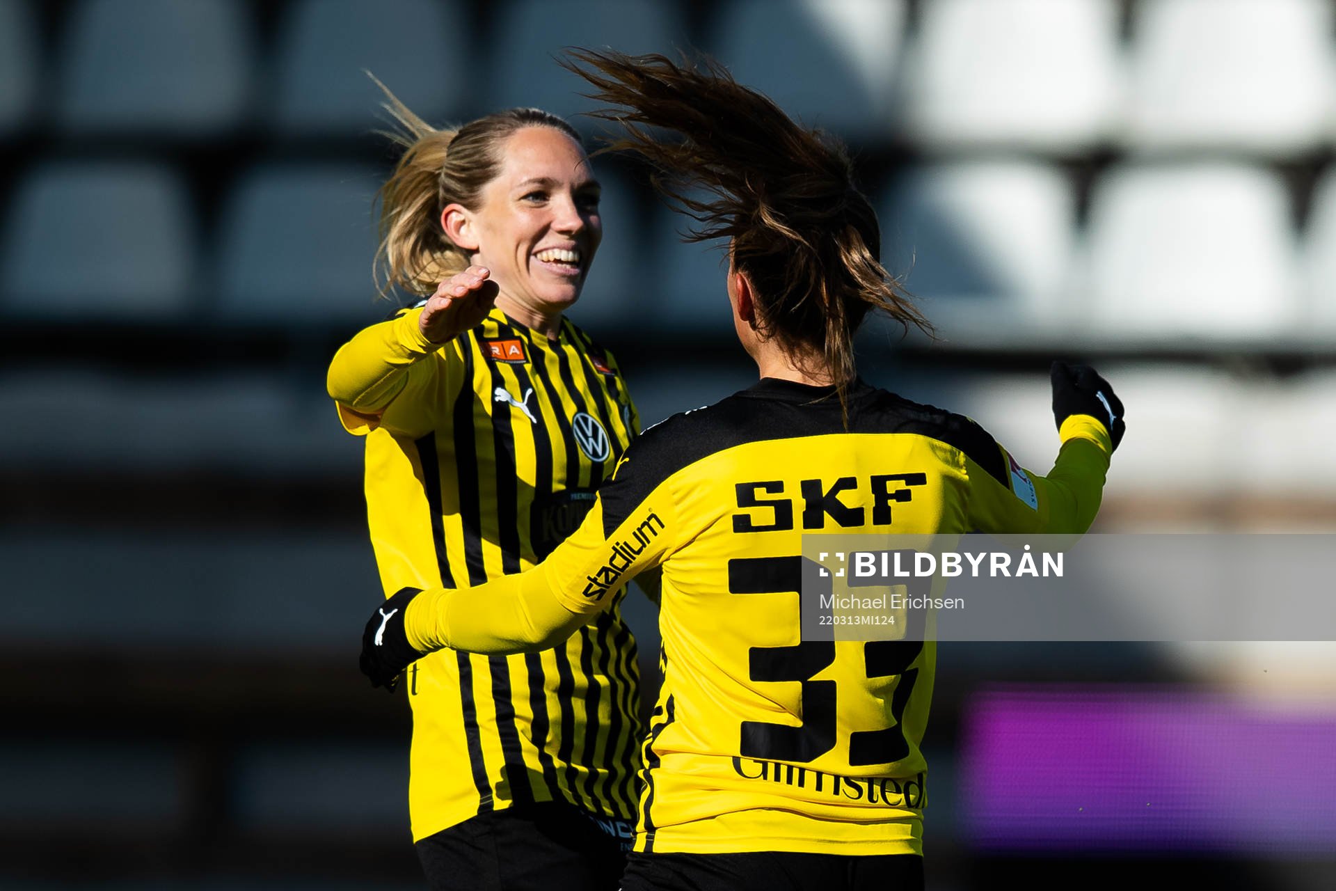 Häckens Johanna Rytting Kaneryd jublar ihop med Elin