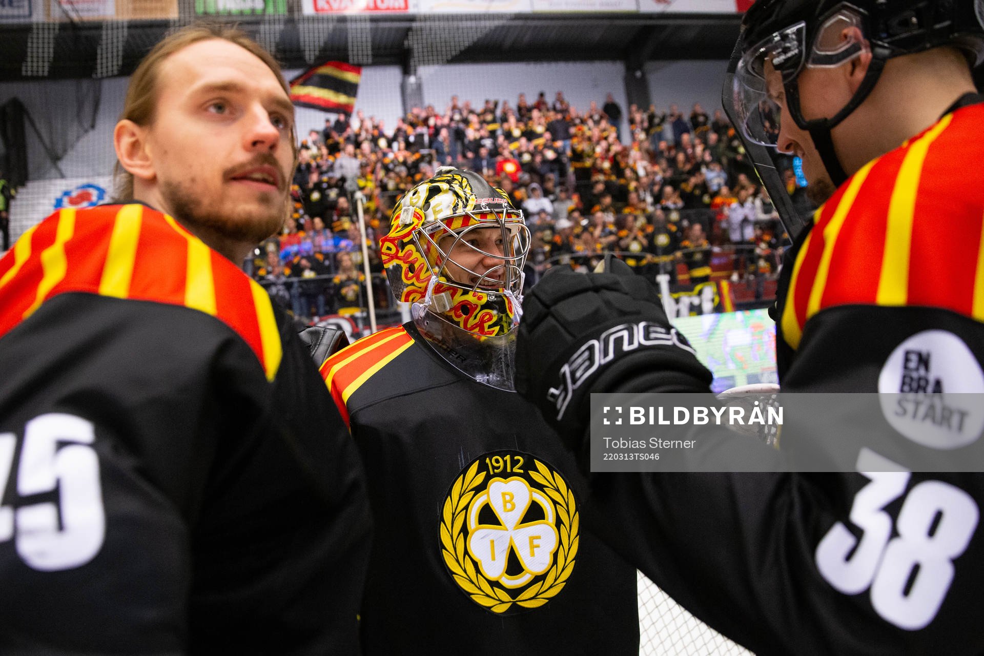 Brynäs målvakt Veini Vehviläinen jublar med målvakt