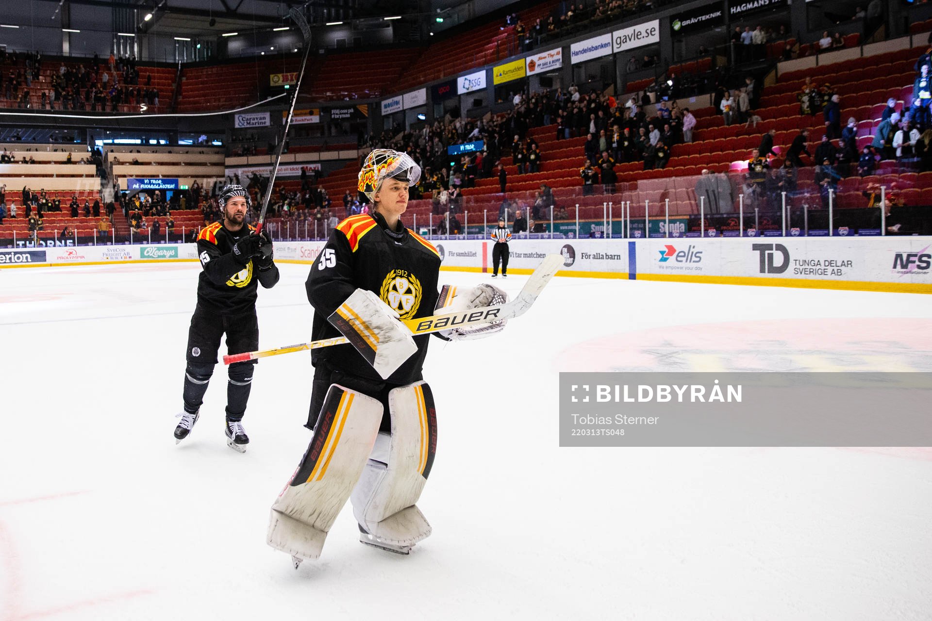 Brynäs målvakt Veini Vehviläinen jublar
