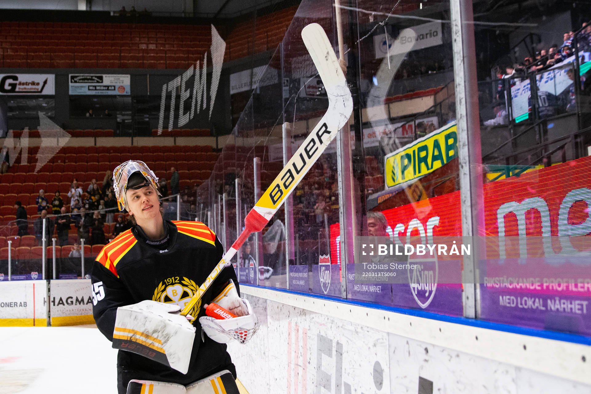 Brynäs målvakt Veini Vehviläinen jublar