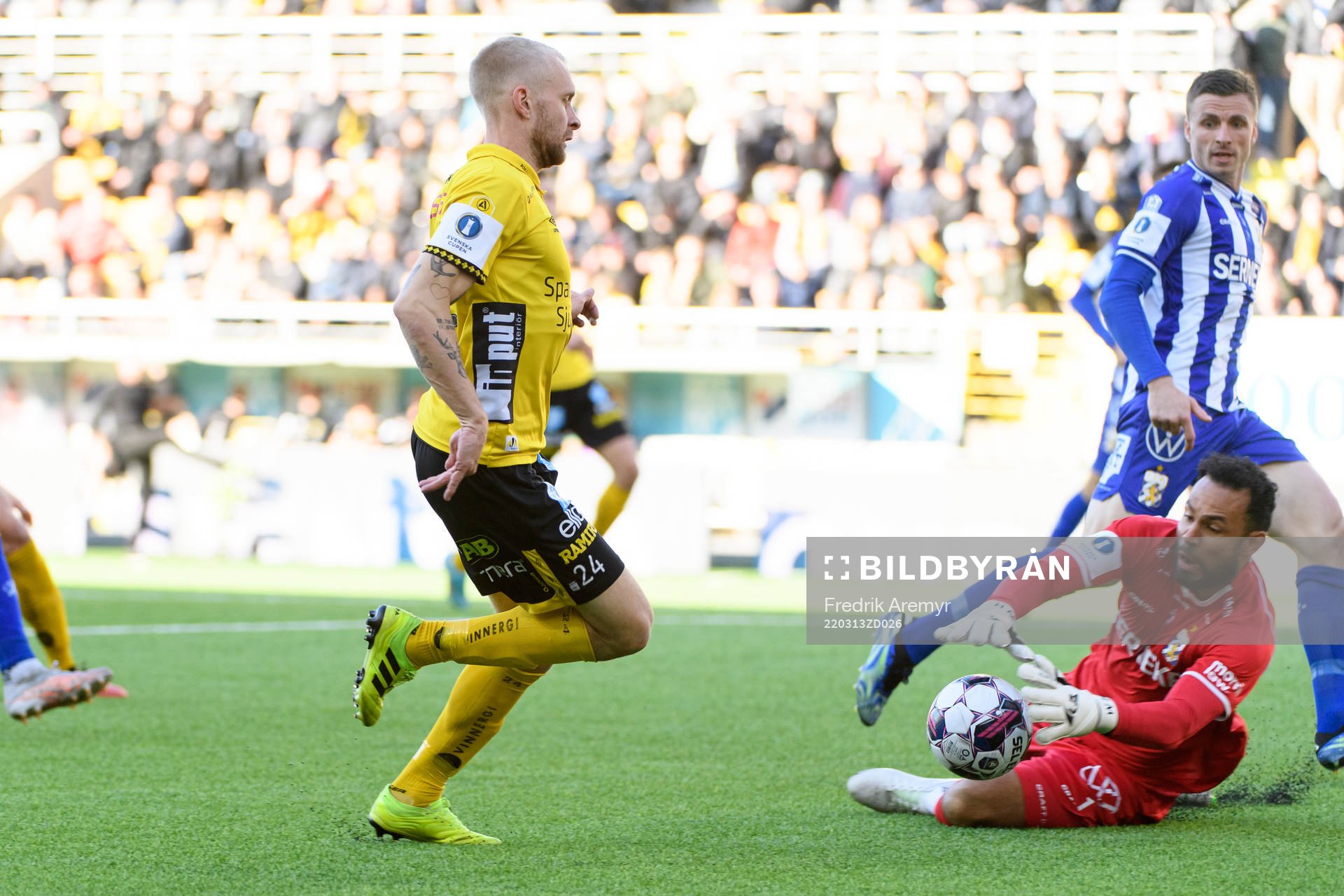 Elfsborgs Johan Larsson och IFK Göteborgs målvakt Warner