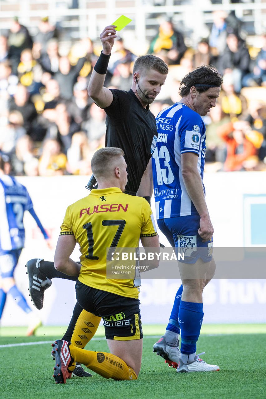 Domare Glenn Nyberg ger Per Frick ett gult kort