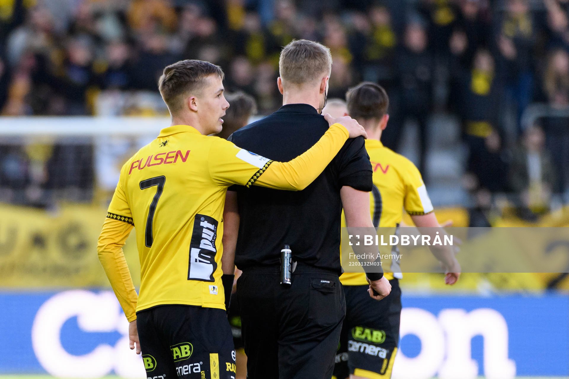 Elfsborgs Jacob Ondrejka och domare Glenn Nyberg
