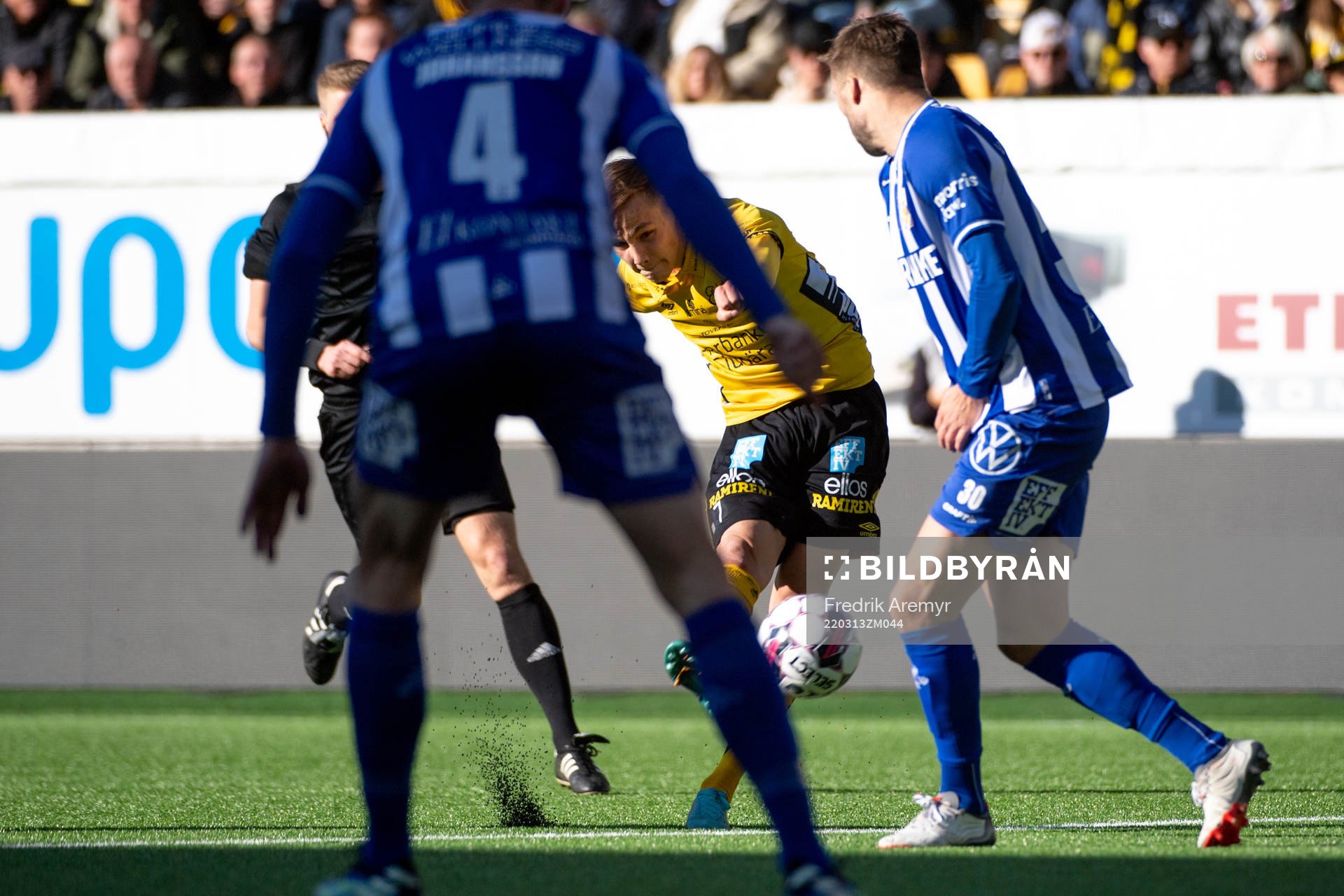 Jacob Ondrejka avlossar ett skott under kvartsfinalen i Svenska Cupen mellan Elfsborg och IFK Göteborg den 13 mars 2022 i Borås.