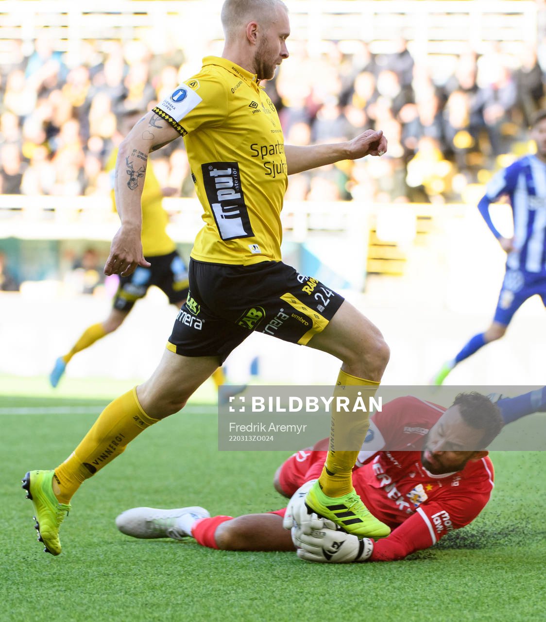 Elfsborgs Johan Larsson och IFK Göteborgs målvakt Warner