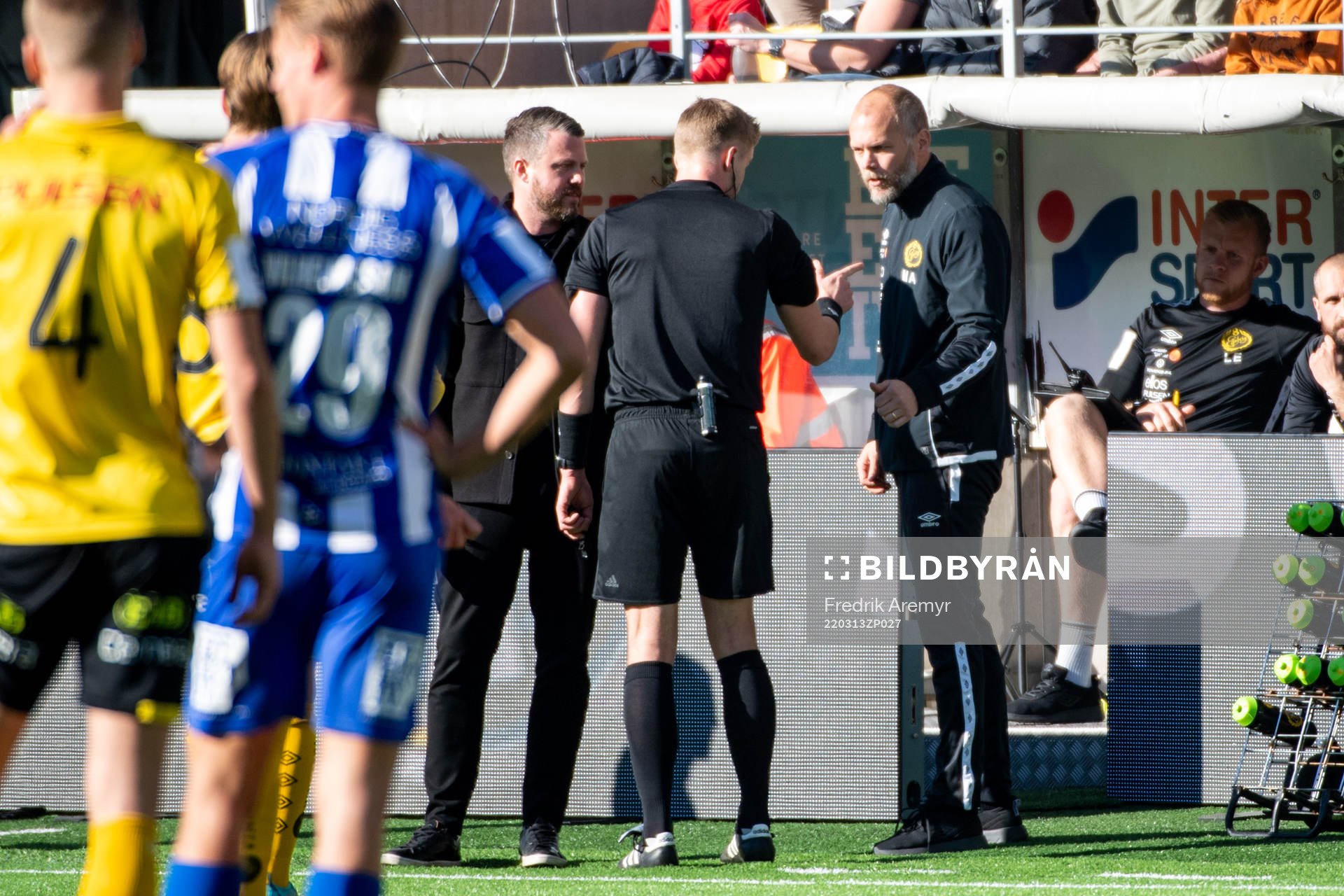 Domare Glenn Nyberg pratar med fotbolls koordinator Martin