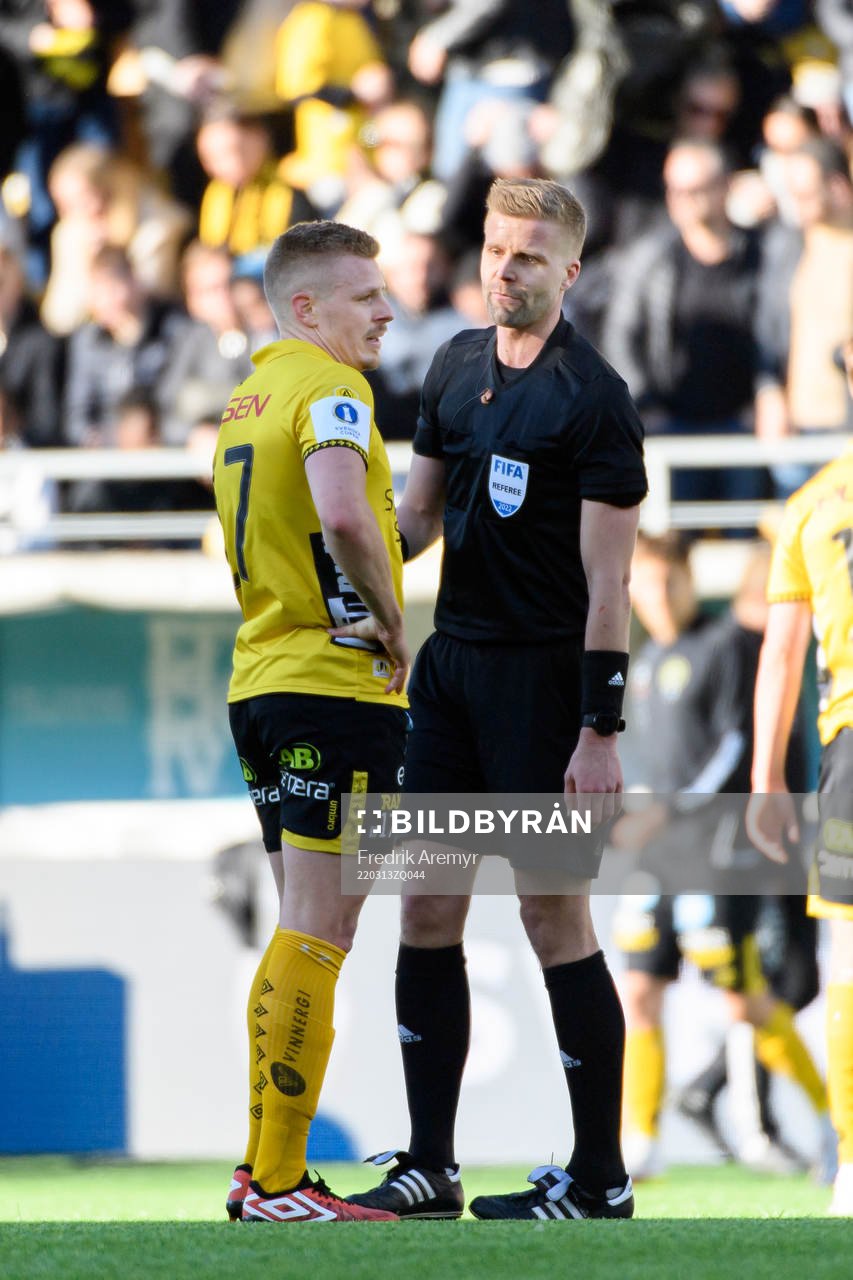 Elfsborgs Per Frick pratar med domare Glenn Nyberg