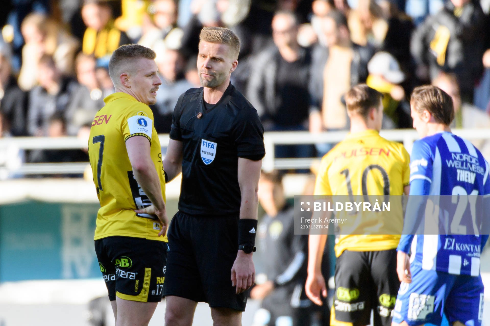 Elfsborgs Per Frick pratar med domare Glenn Nyberg