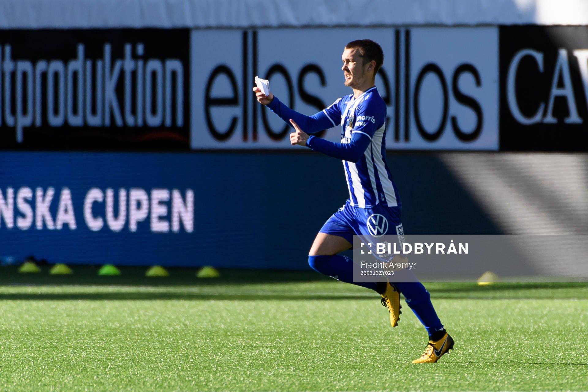 IFK Göteborgs Patrik Karlsson Lagemyr med en lapp i handen
