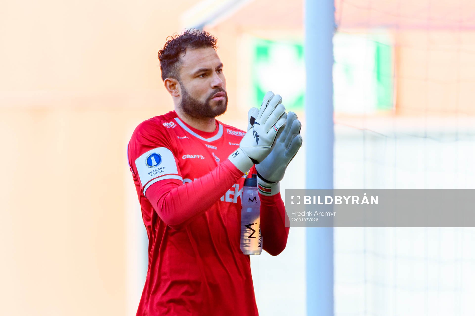 IFK Göteborgs målvakt Warner Hahn tackar publiken