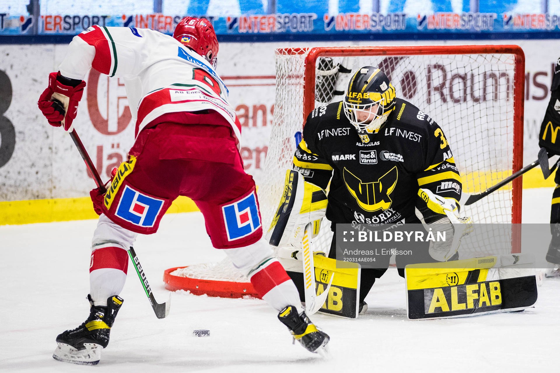 Modos Josef Ingman utmanar Västerås målvakt Linus Ryttar