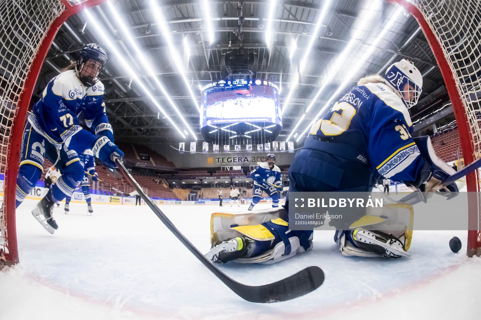 Leksands Celine Tardif och Leksands målvakt Amanda
