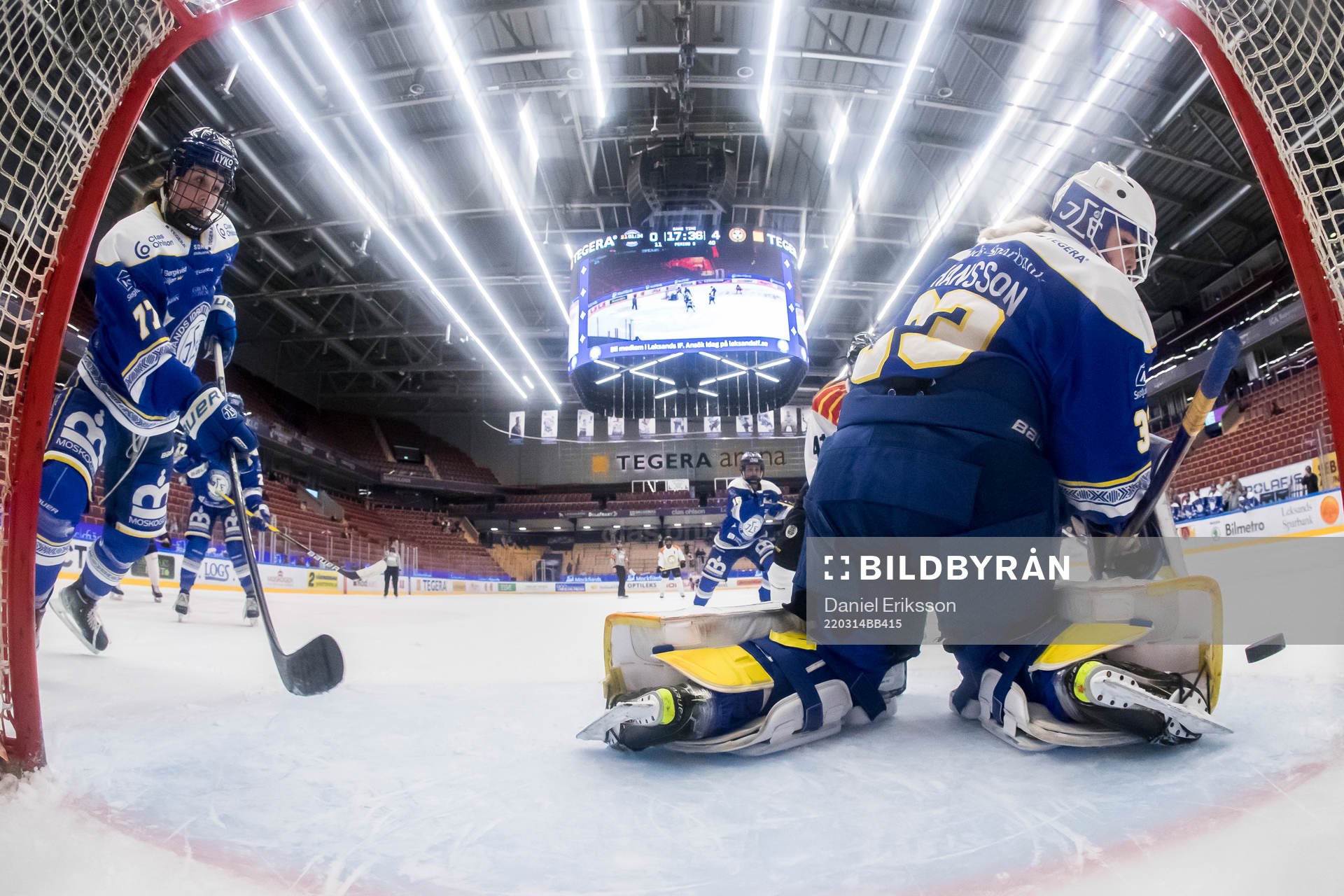 Leksands Celine Tardif och Leksands målvakt Amanda