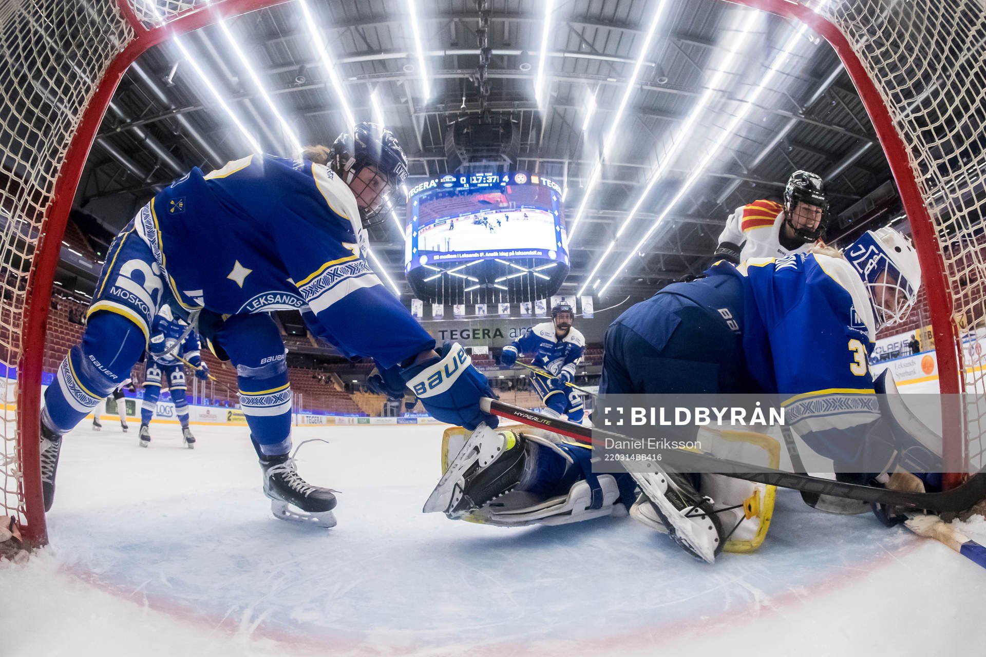 Leksands Celine Tardif och Leksands målvakt Amanda