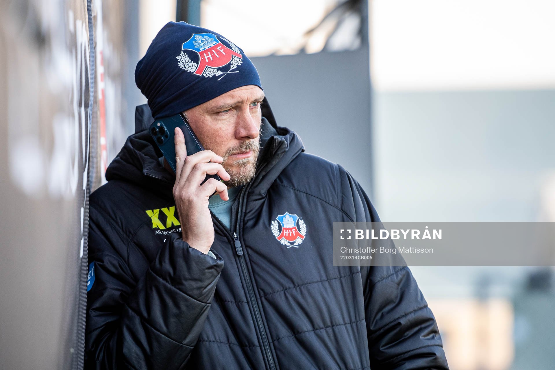 Helsingborgs sportchef Andreas Granqvist pratar i telefon