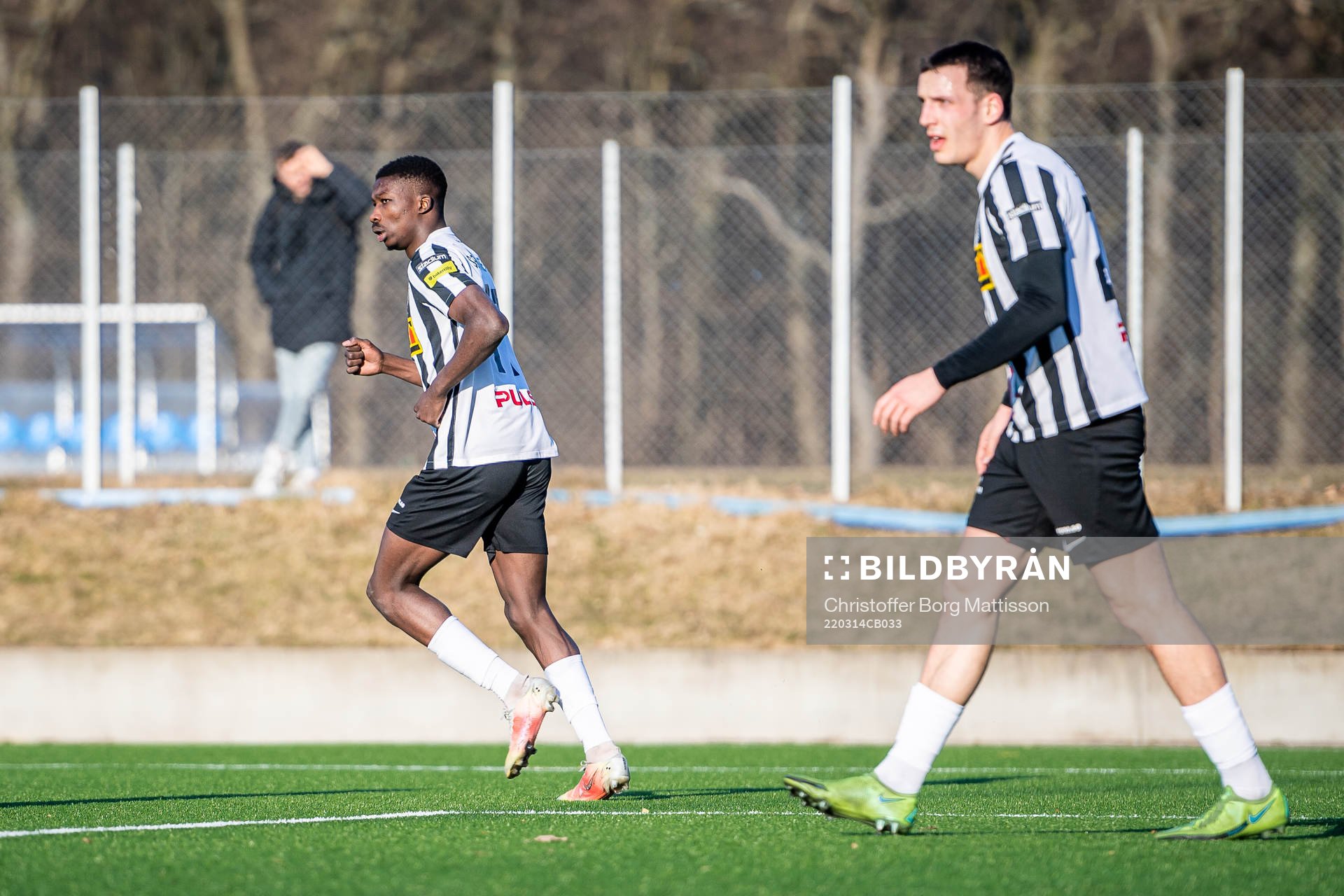 Landskronas Ousmane Diawara jublar med Viktor Ekblom efter 2-1 under fotbollsmatchen i U21 Allsvenskan mellan Helsingborg och Landskrona den 14 mars 2022 i Helsingborg.