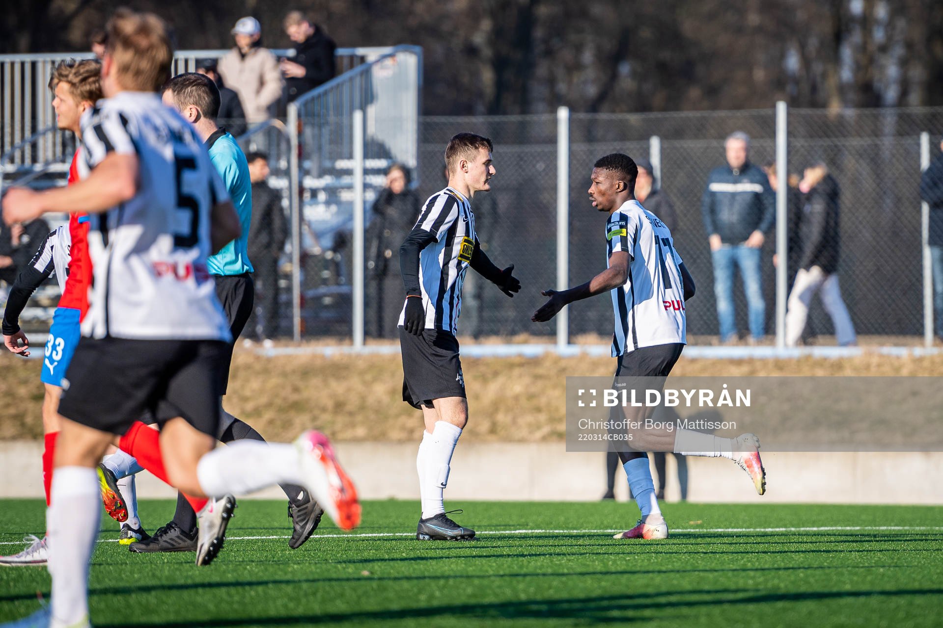 Landskronas Robin Dzabic och Ousmane Diawara jublar