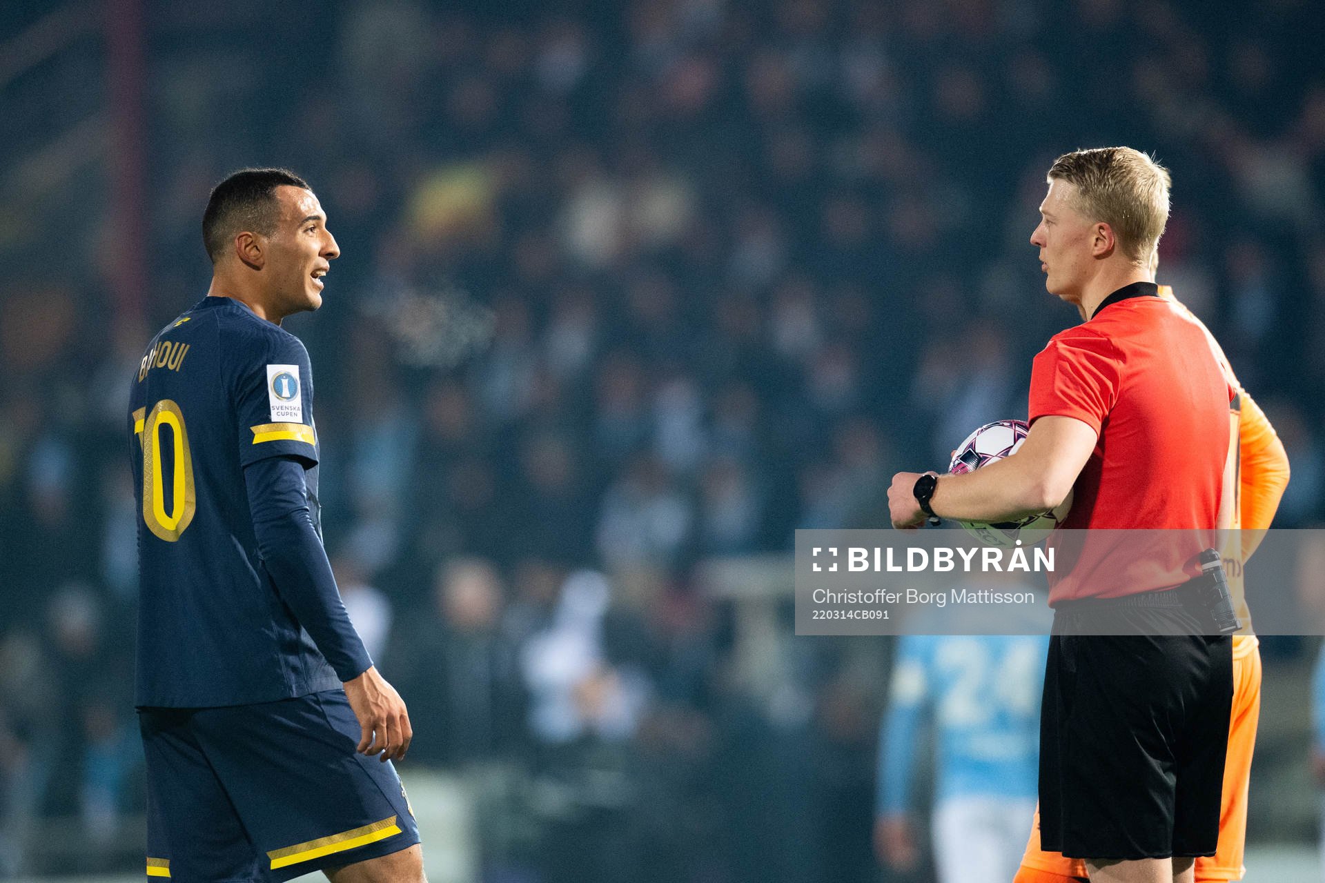 s Nabil Bahoui och domare Adam Ladebäck