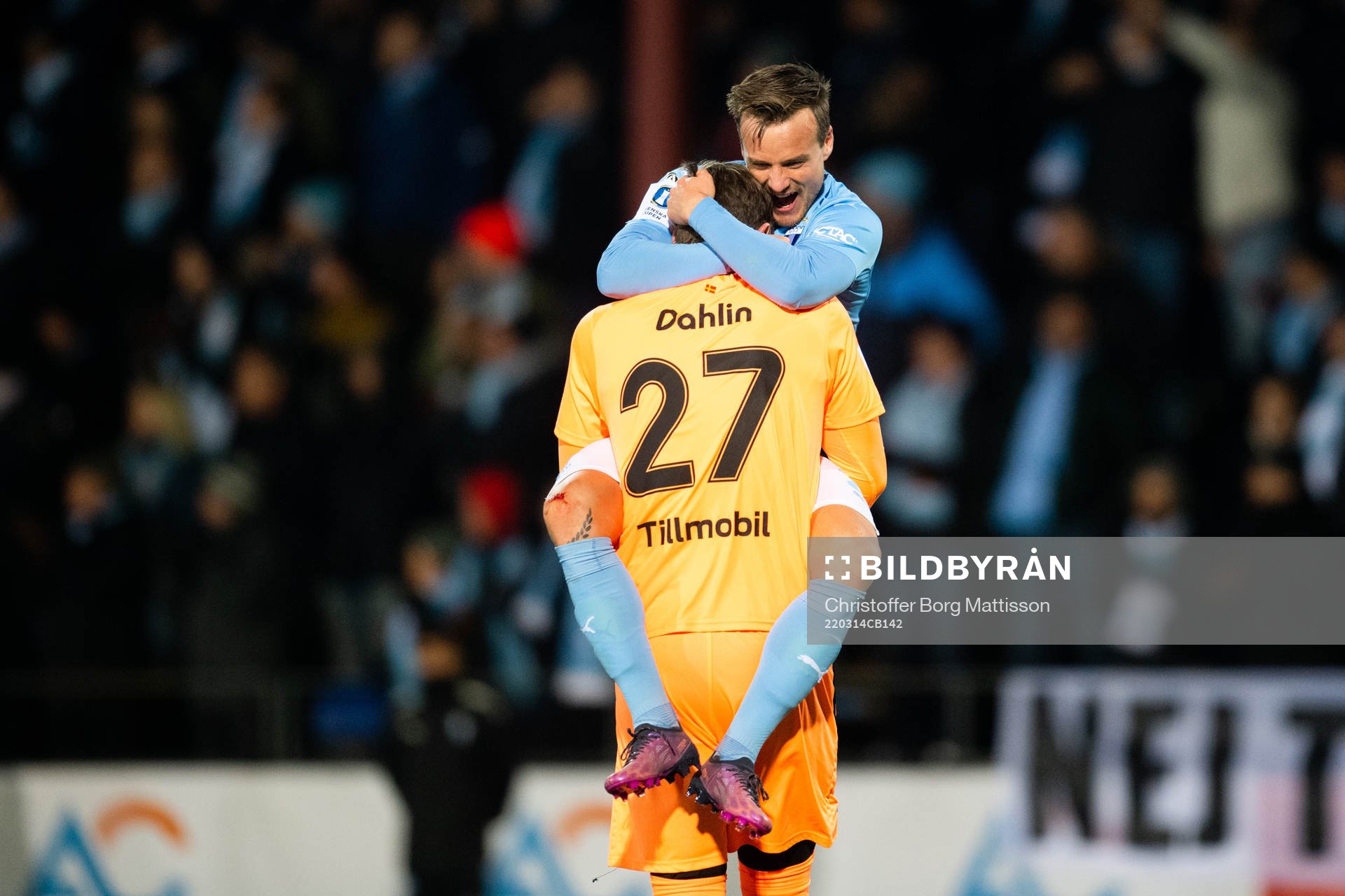 Malmö FFs Eric Larsson och målvakt Johan Dahlin jublar