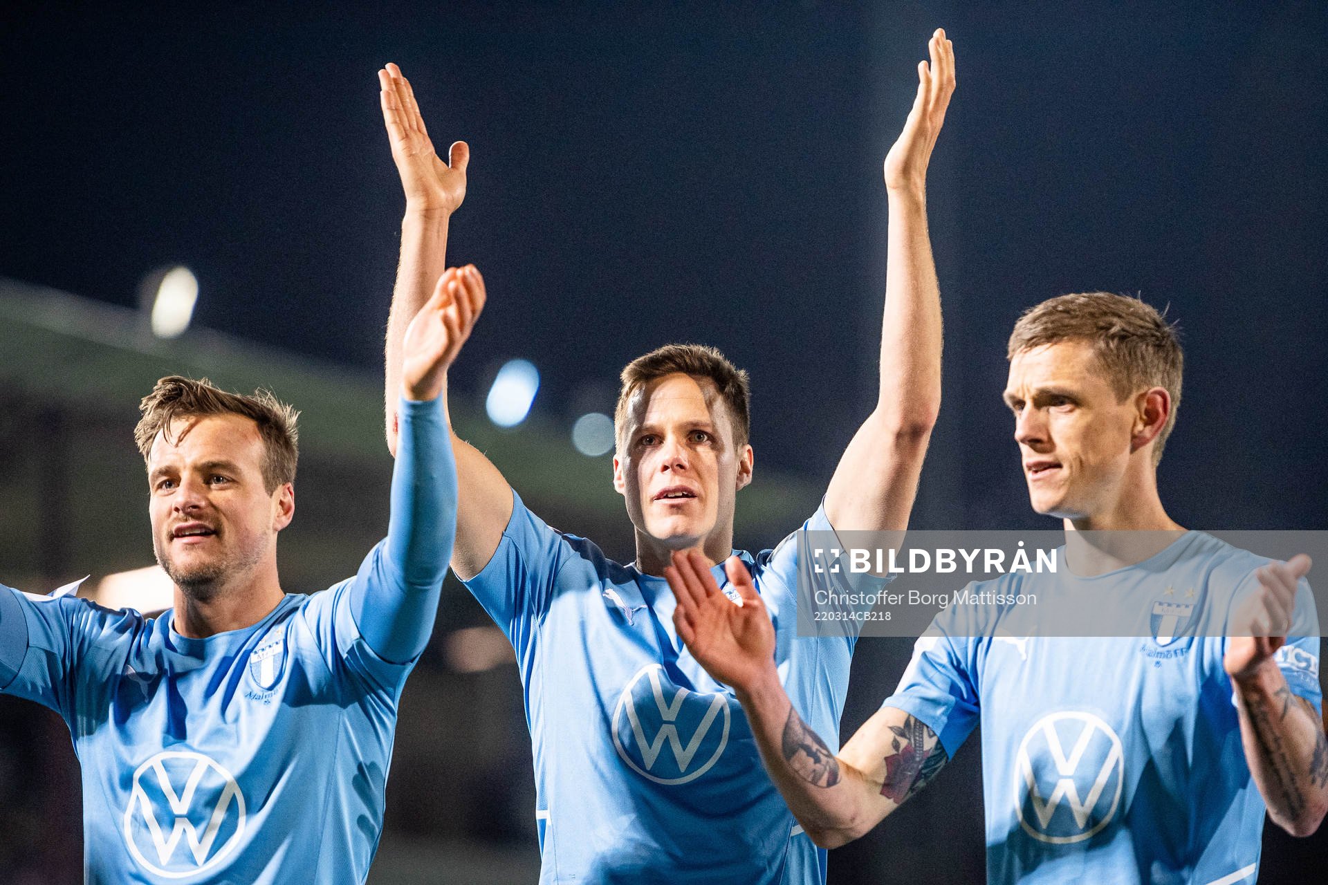 Malmö FFs Eric Larsson, Niklas Moisander och Sören Rieks tackar publiken efter kvartsfinalen i Svenska Cupen i fotboll mellan Malmö FF och AIK den 14 mars 2022 i Malmö. 