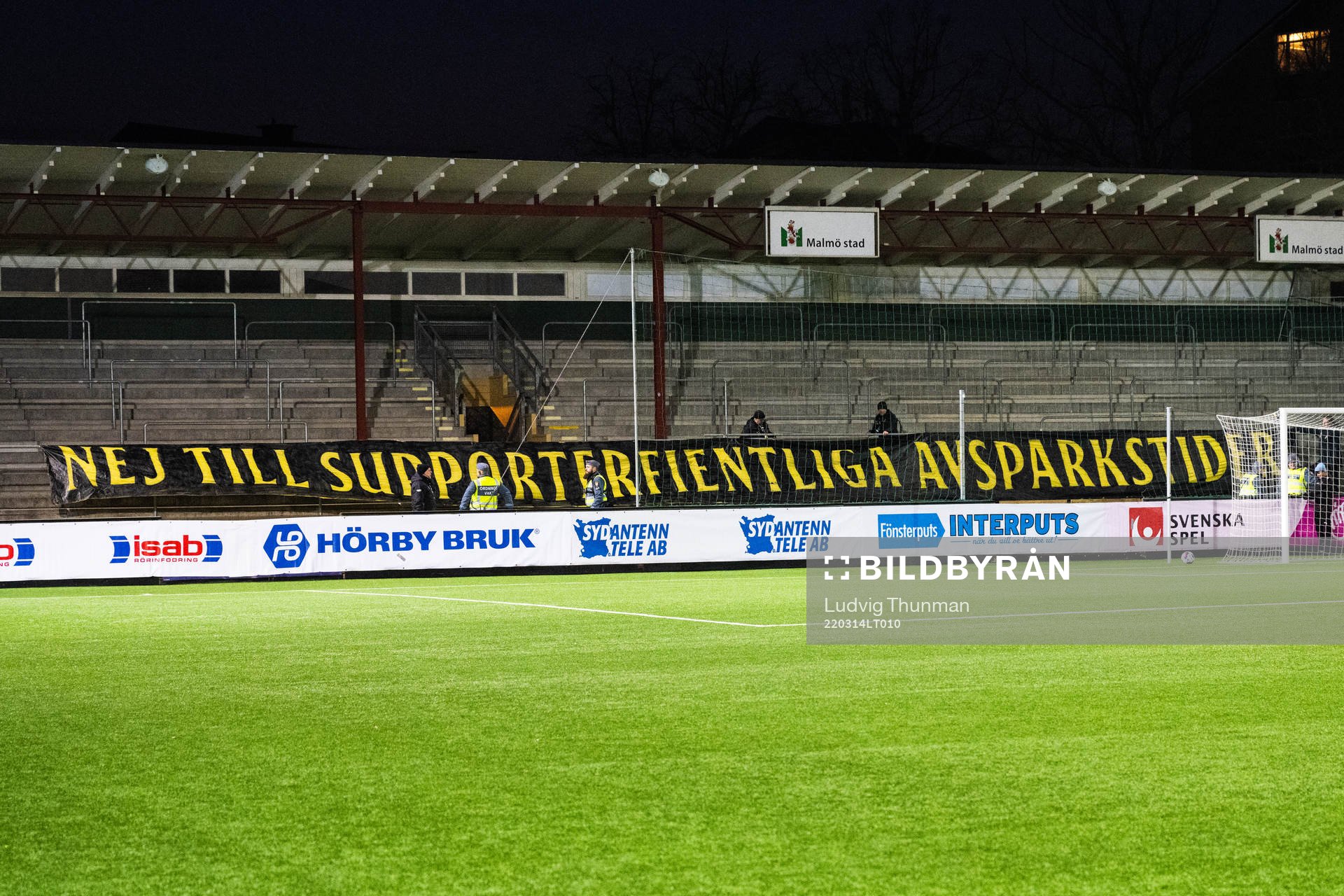 s supportrar med en banderoll