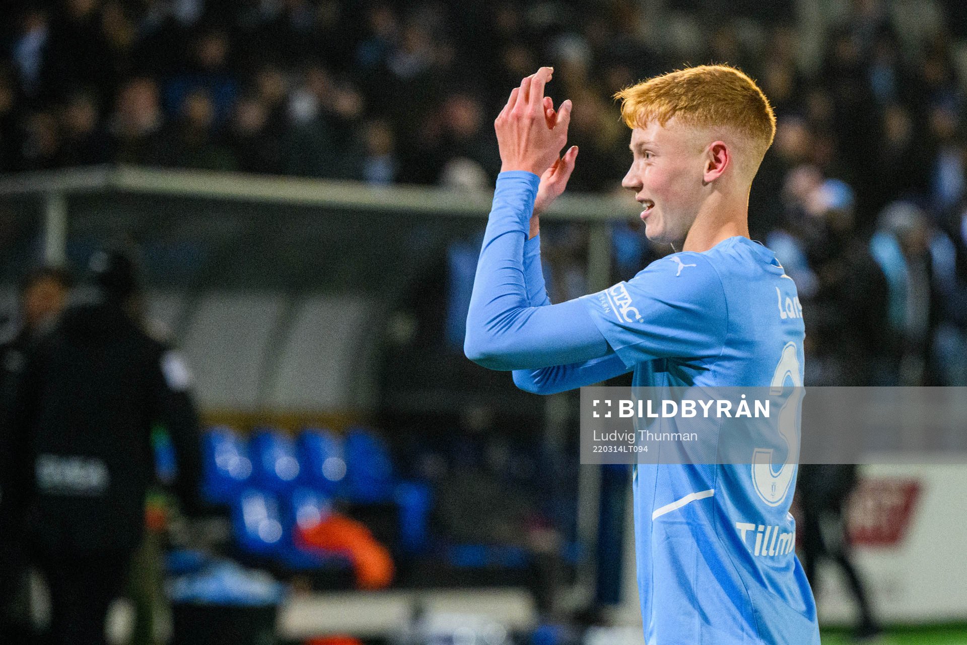 Malmö FFs Hugo Larsson jublar med publiken