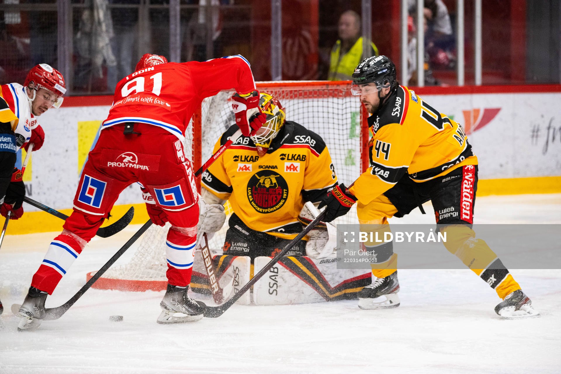 Timrås Viktor Lodin och Luleås målvakt Joel Lassinantti