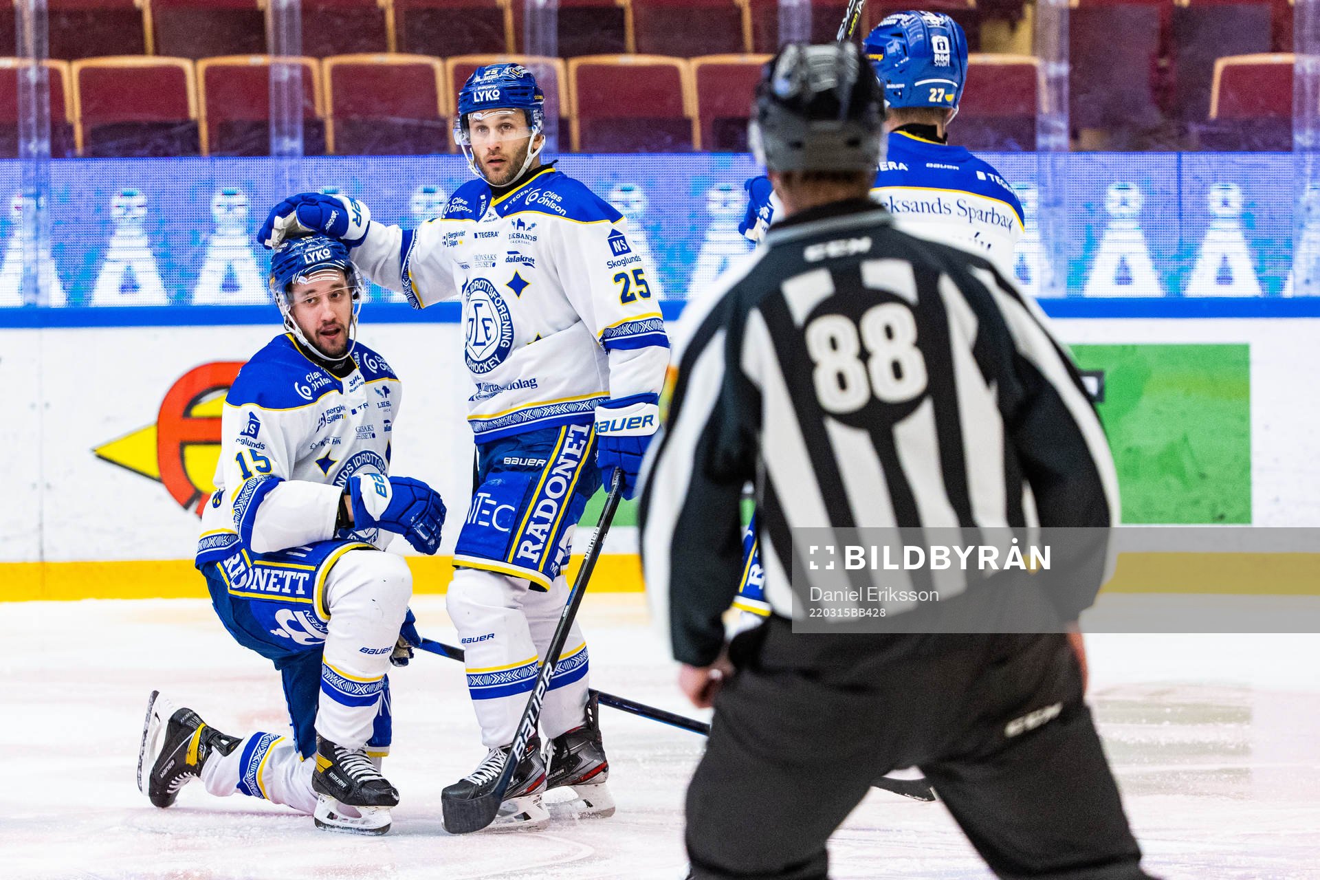 Leksands Max Veronneau har reducerat till 1-2 och jublar