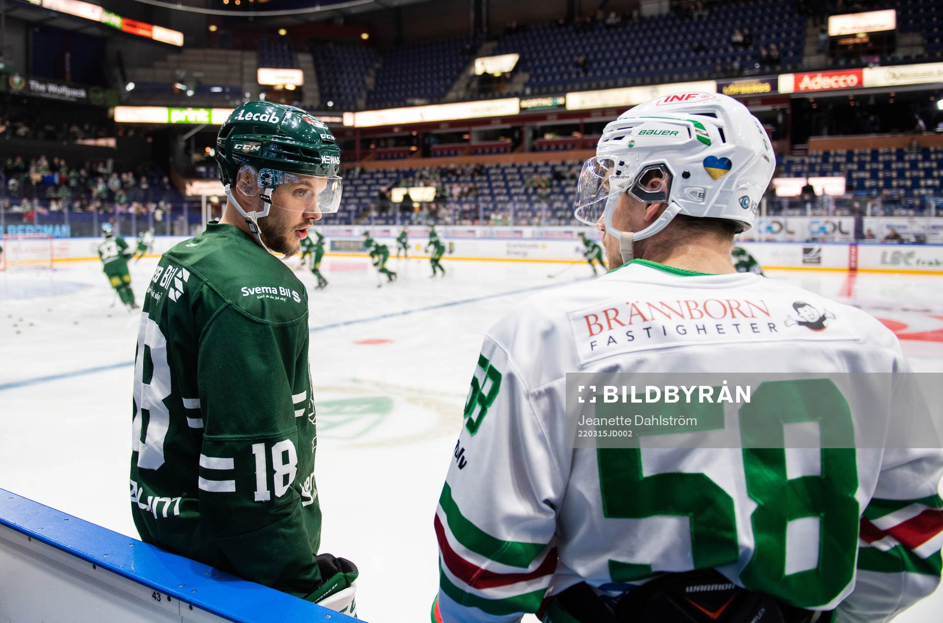 Färjestads Martin Skärberg och Rögles Ryan McKiernan