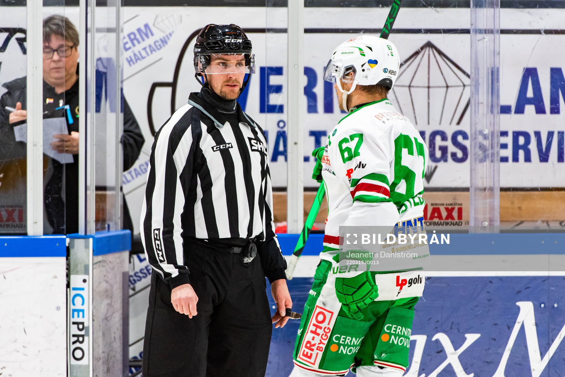 Domare Andreas Harnebring vid utvisningsbåset med Rögles