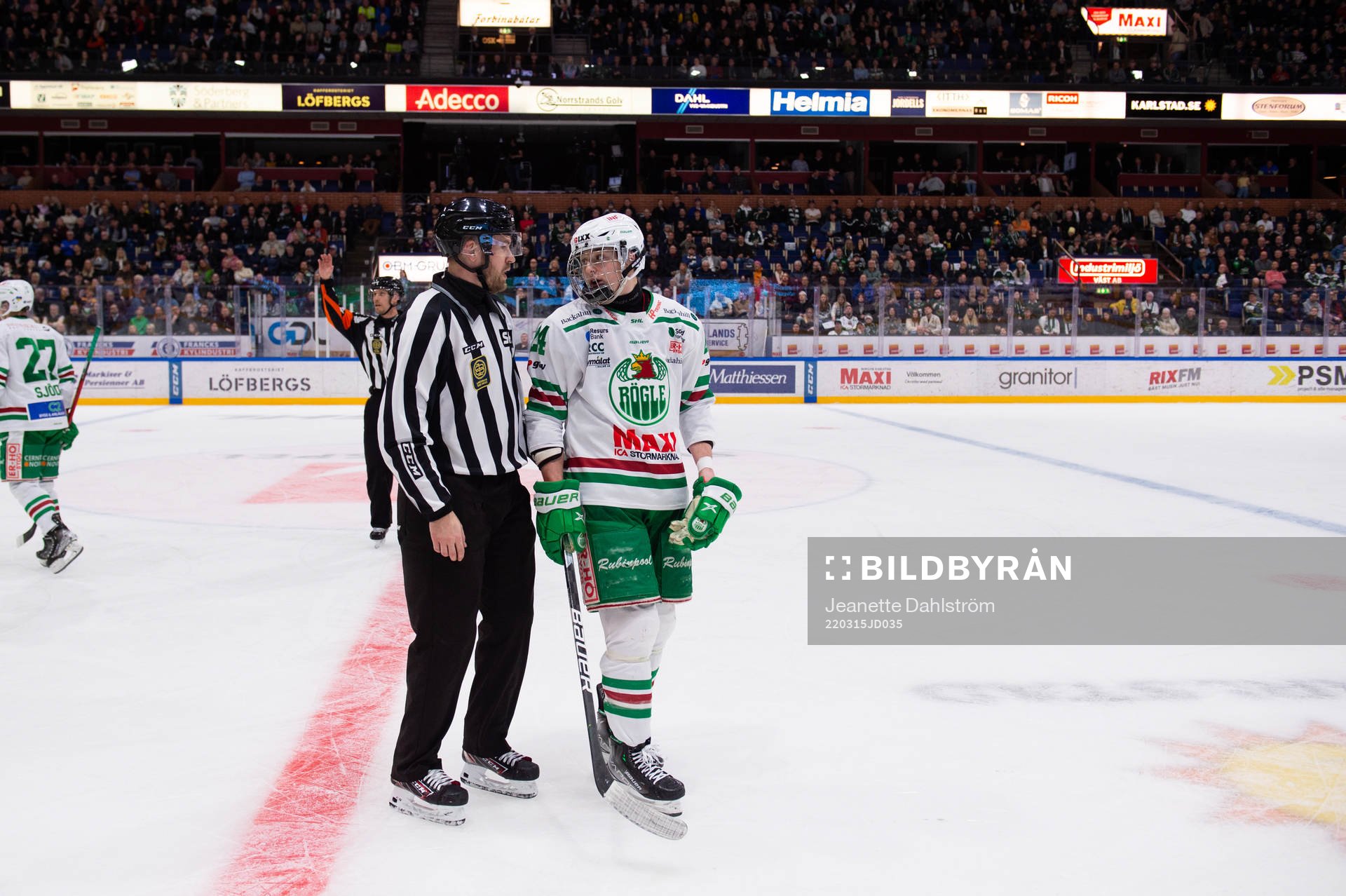 Rögles Marco Kasper diskuterar med domaren
