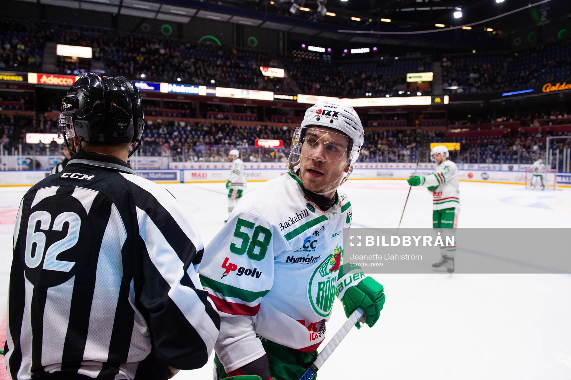 Linjedomare Peter Almerstedt  och Rögles Ryan McKiernan