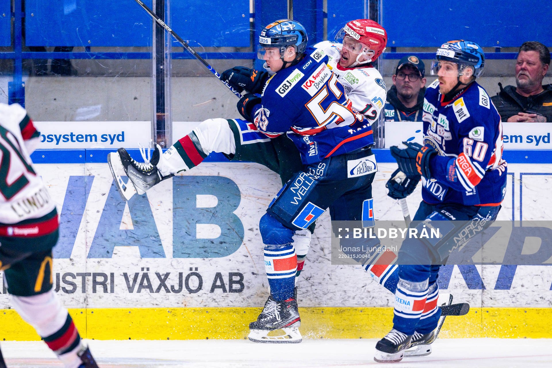 Frölundas Max Friberg tacklas av Växjös Ben Thomas