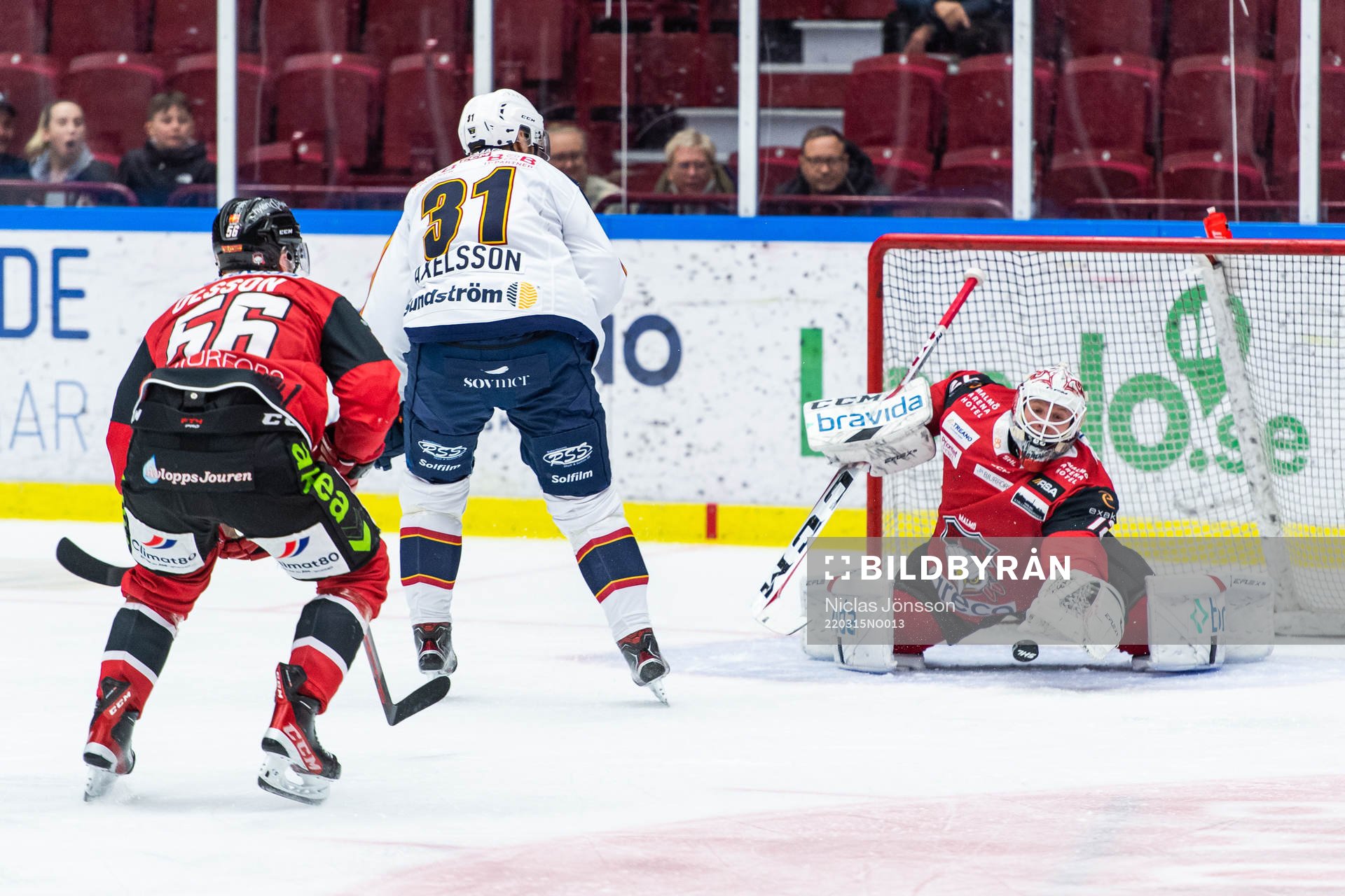 Djurgårdens Dick Axelsson och Malmö Redhawks målvakt