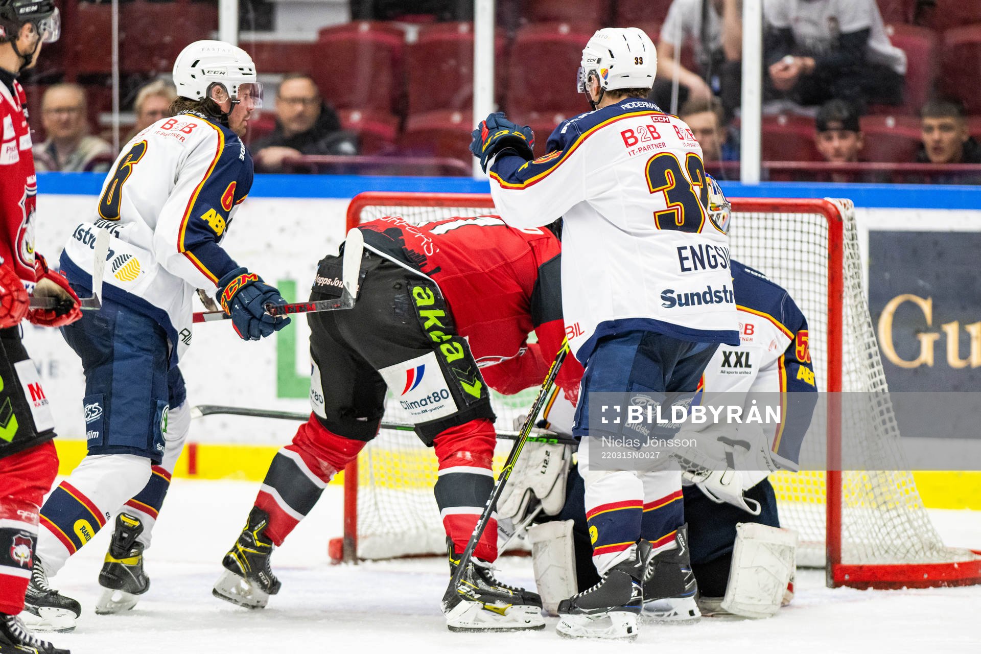 Malmö Redhawks Emil Sylvegård i kamp  med Djurgårdens