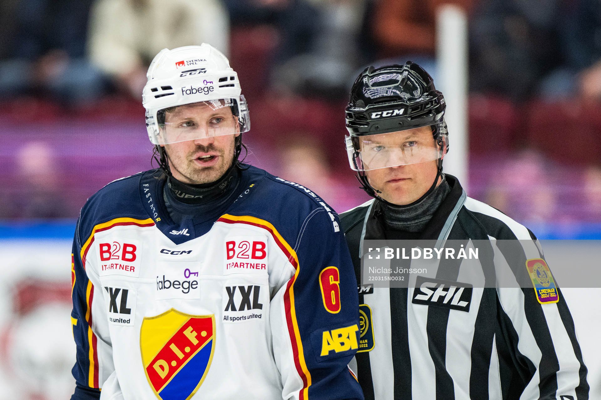 Djurgårdens Stefan Warg reagerar på ett domslut