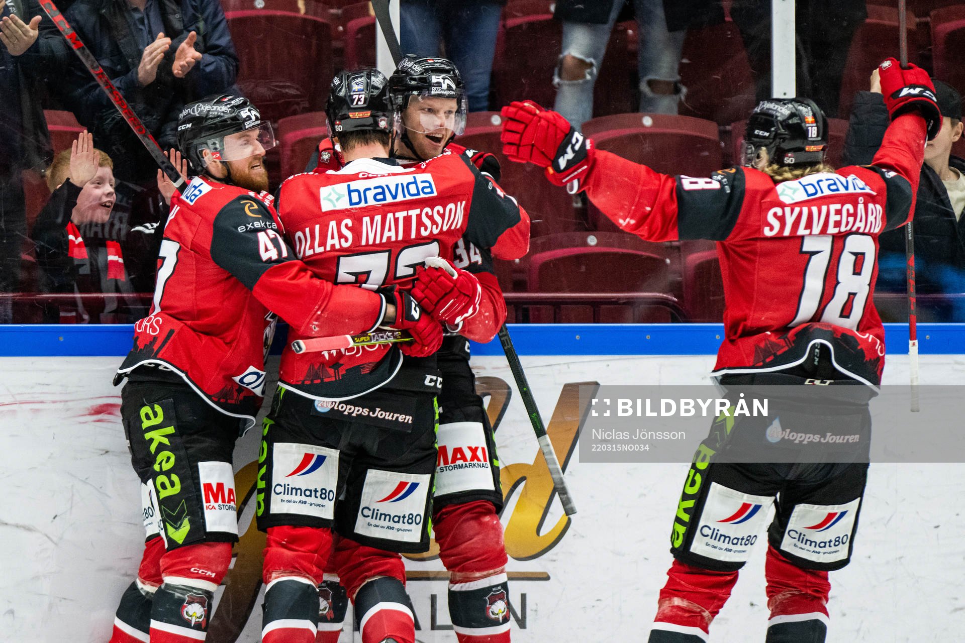 Malmö Redhawks Carl Söderberg jublar med lagkamrater