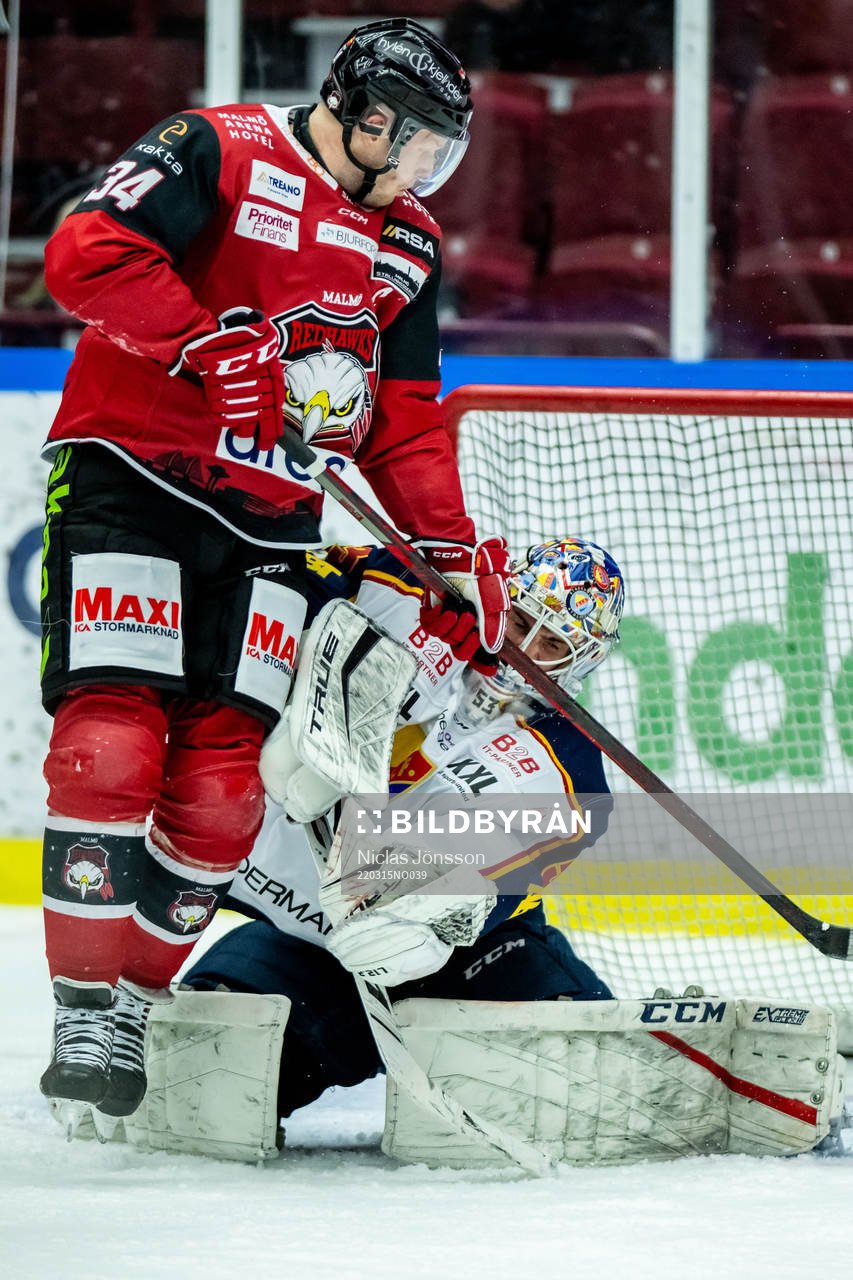 Malmö Redhawks Carl Söderberg framför Djurgårdens