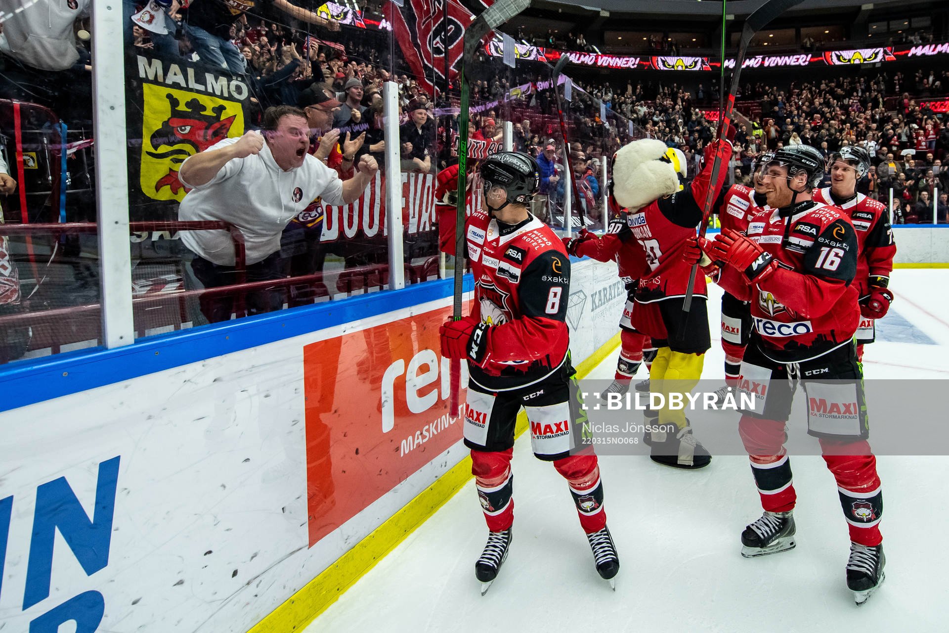 Malmö Redhawks Johan Olofsson jublar
