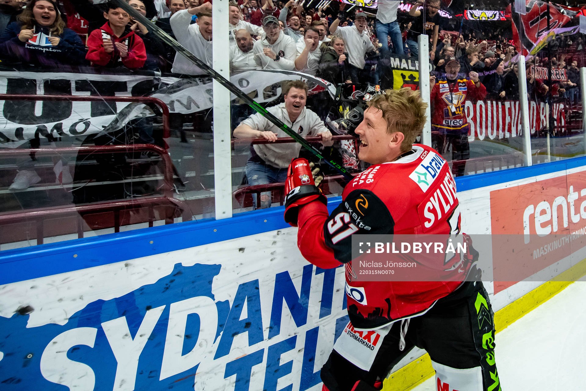 Malmö Redhawks Emil Sylvegård jublar