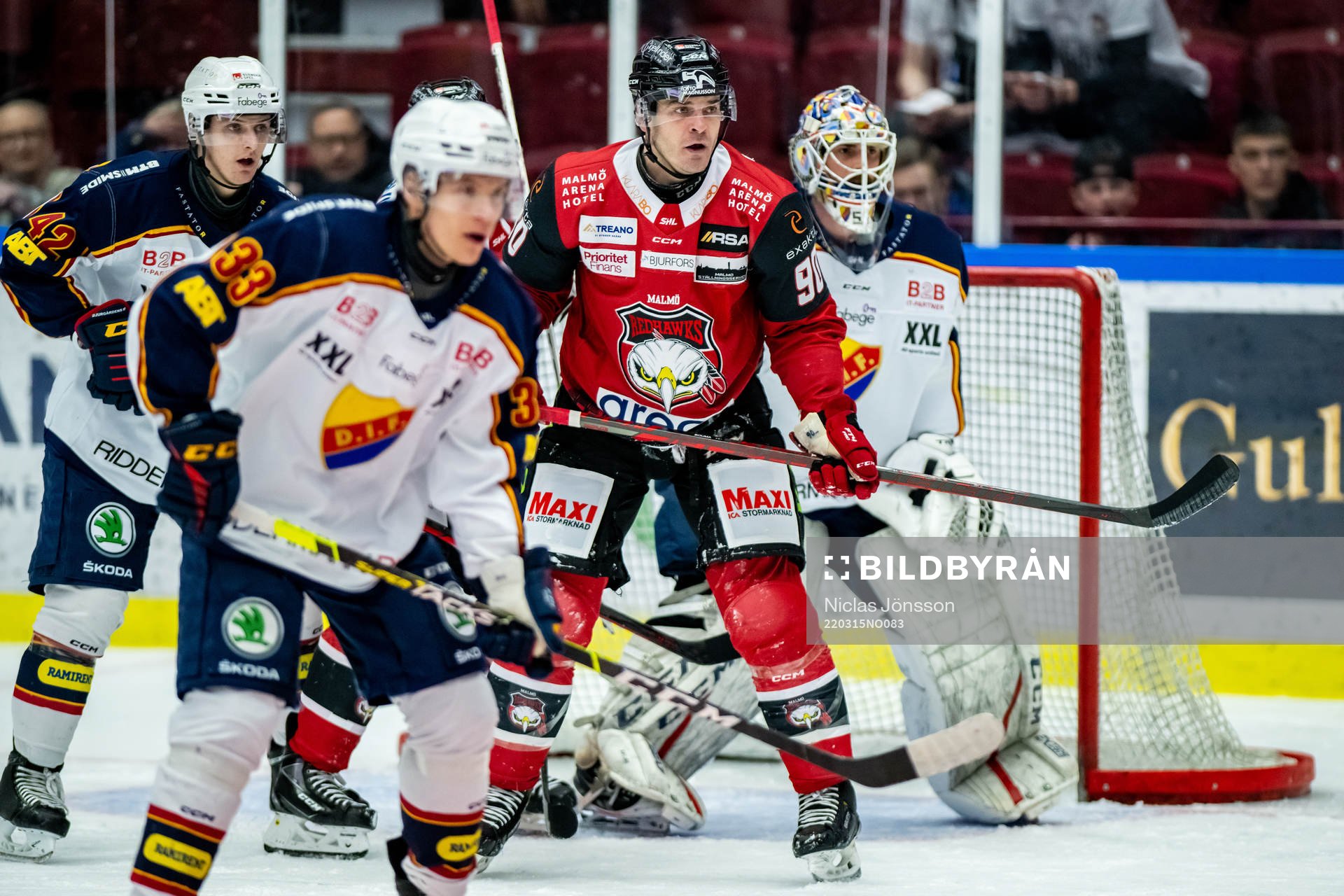 Malmö Redhawks Lance Bouma framför Djurgårdens målvakt