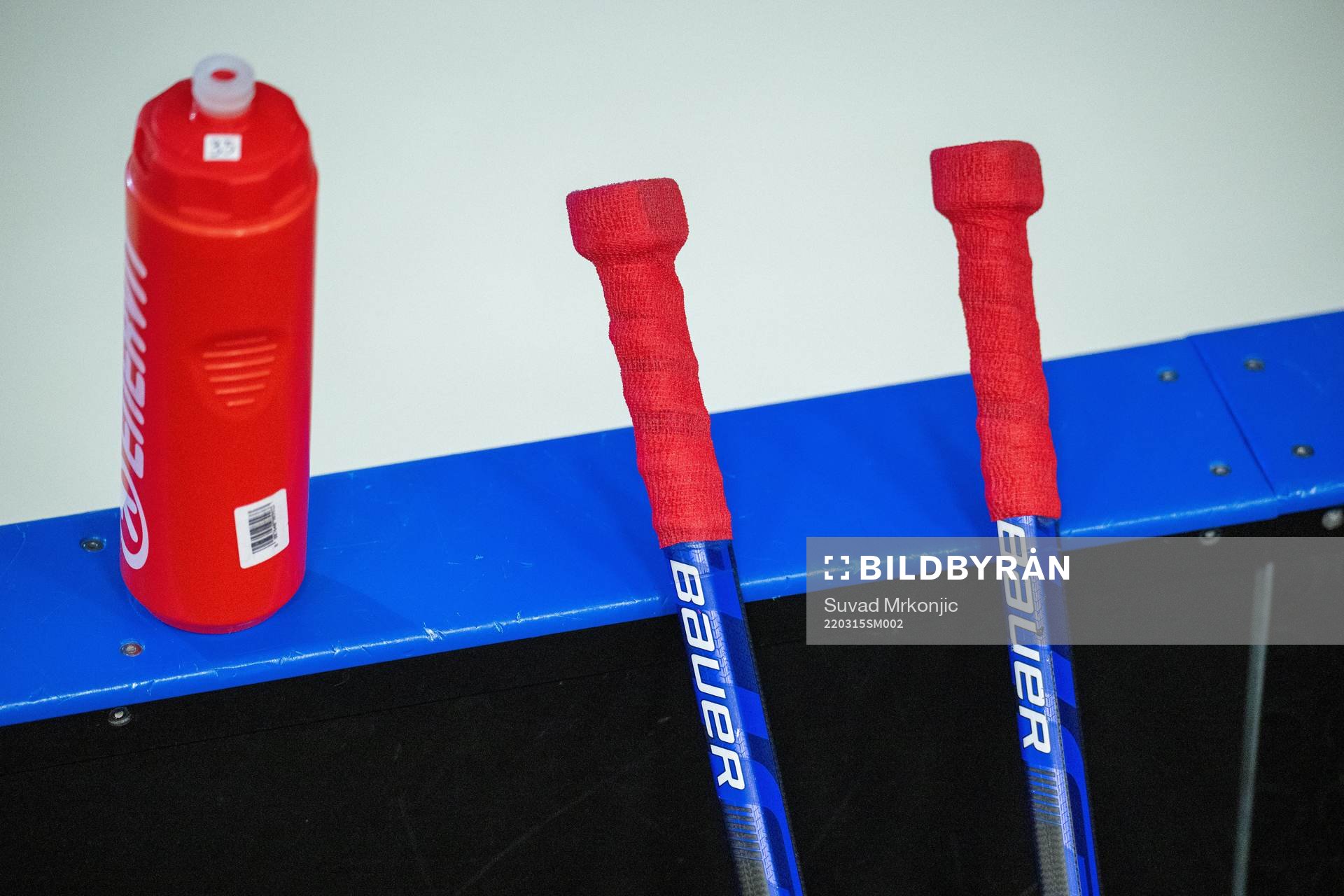 En vattenflaska och hockeyklubbor