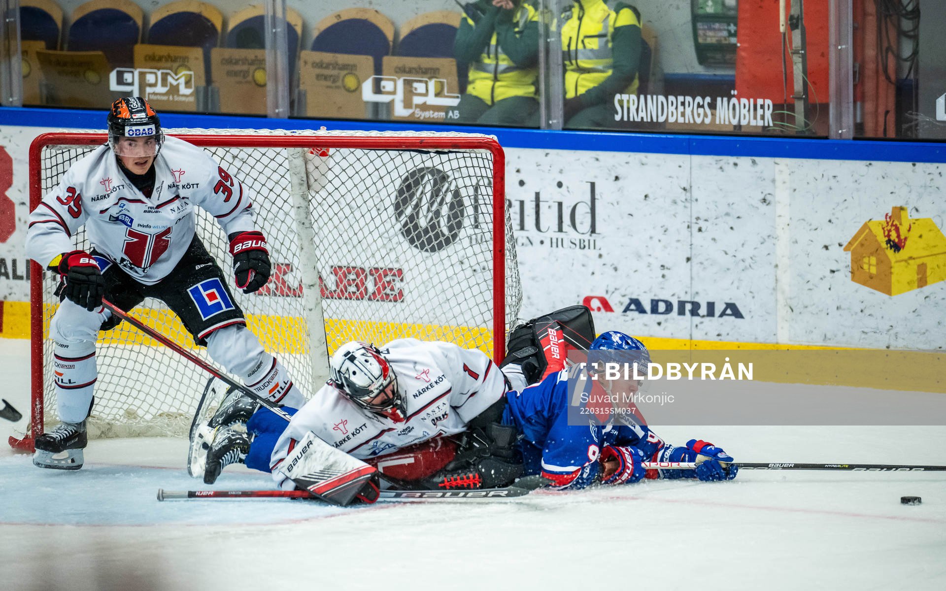 Örebros Joel Mustonen och målvakt Jhonas Enroth samt