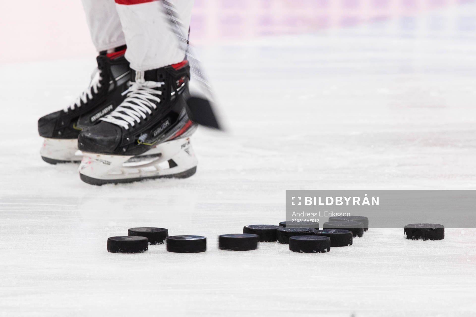 Skridskor och puckar innan ishockeymatchen i