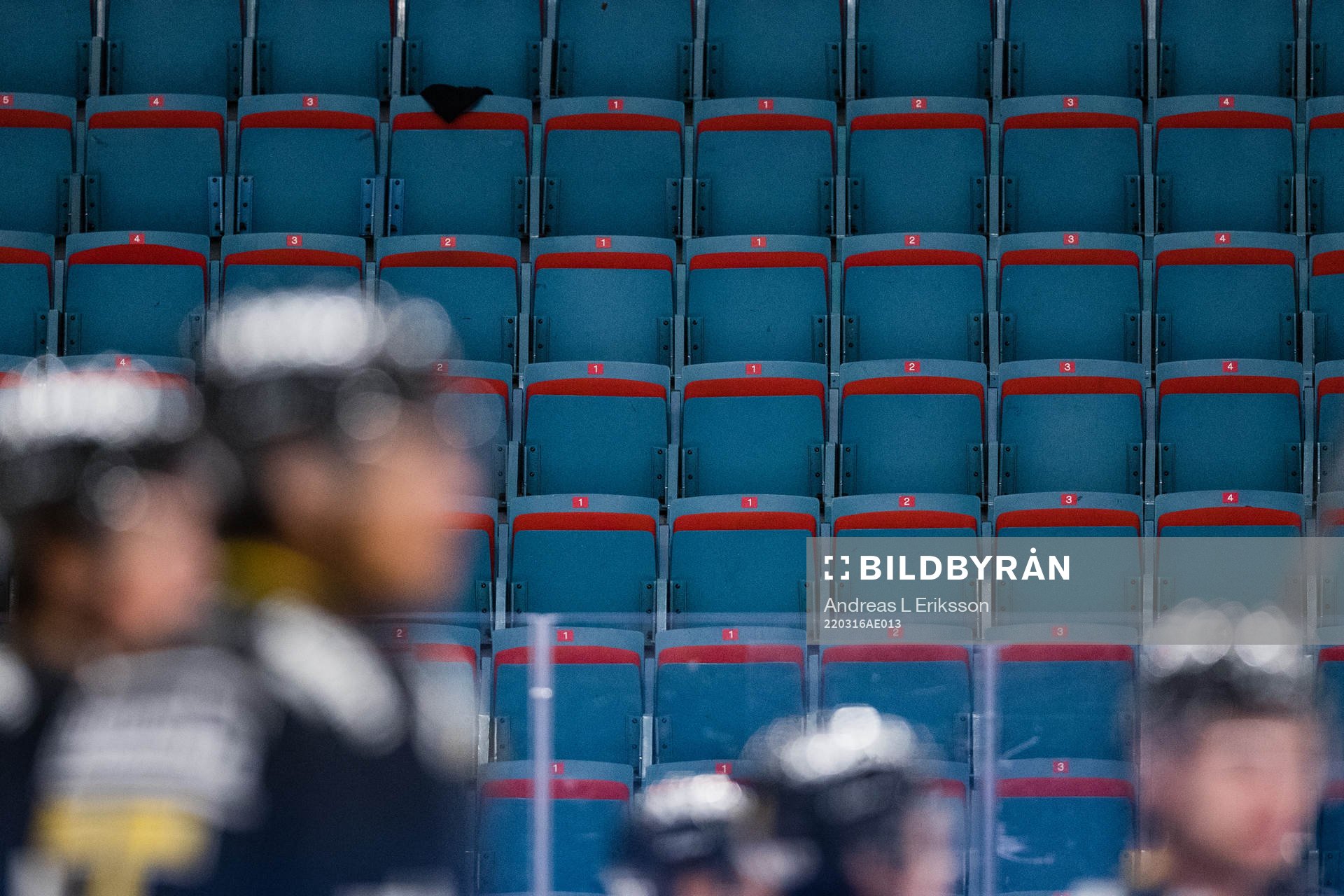 Tomma stolar på läktaren innan ishockeymatchen i