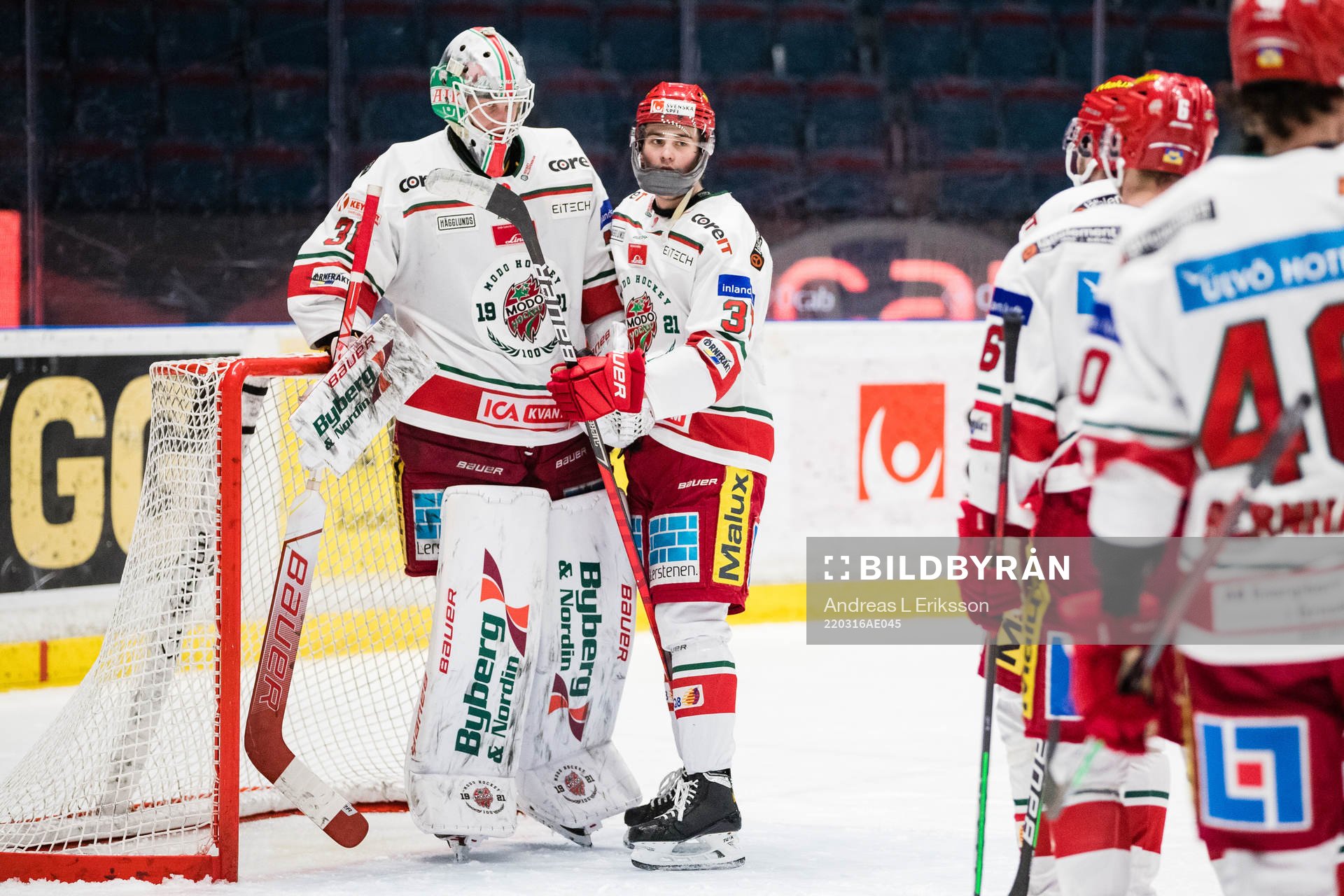 Modos målvakt Henrik Tikkanen och Hugo Styf jublar