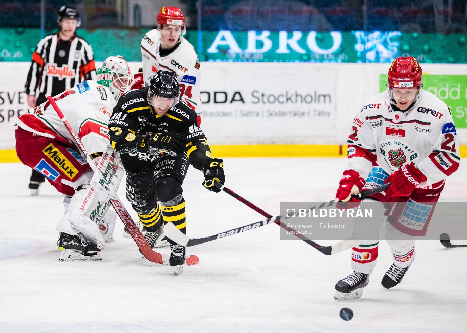 Modos målvakt Tex Williamsson och Daniel Mannberg stoppar